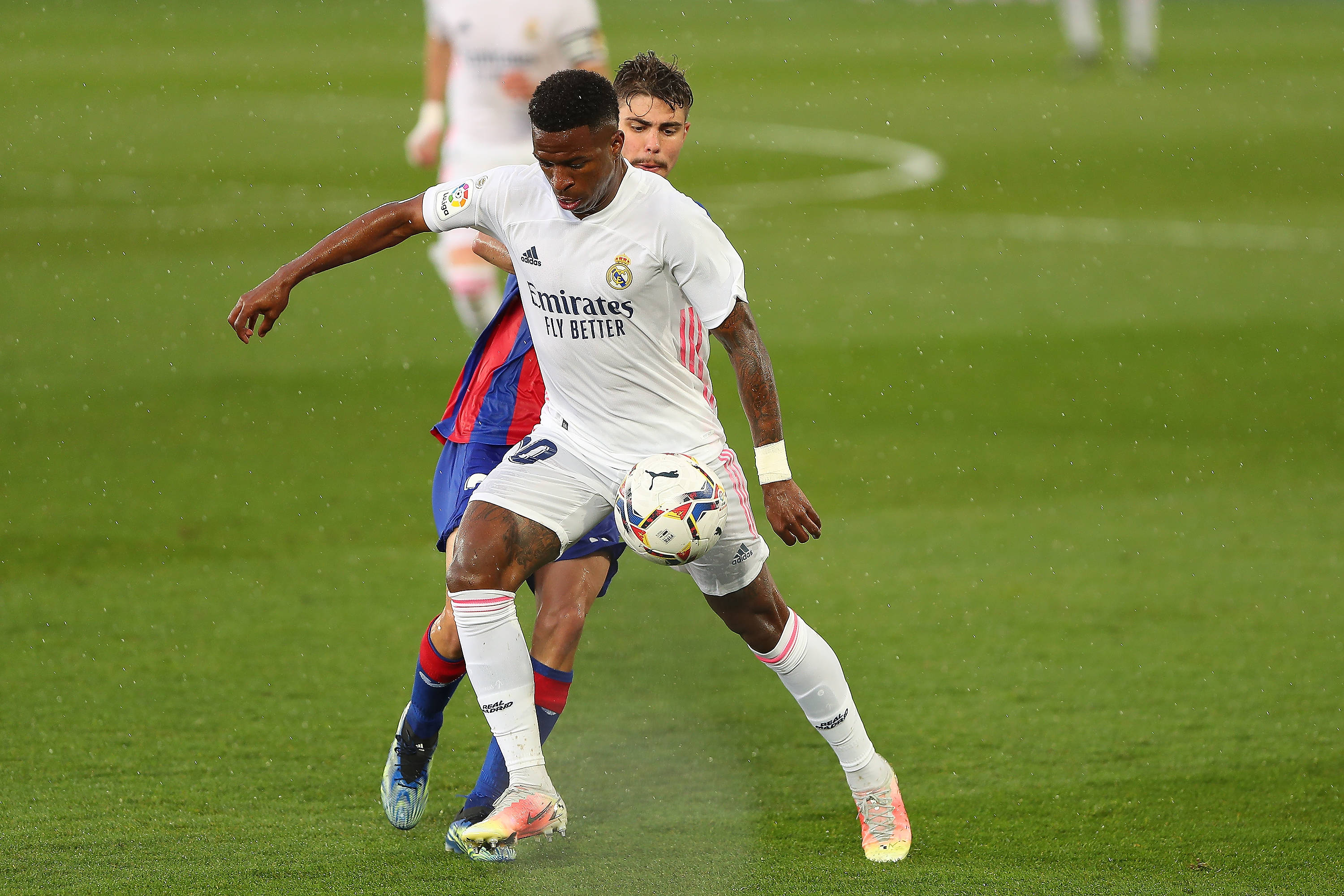 埃瓦尔胜维拉雷亚尔,取得宝贵三分 埃瓦尔胜维拉雷亚尔,取得宝贵三分