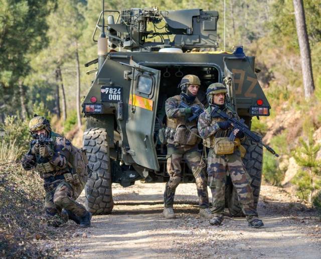 开云体育app下载-对手在比赛中采取突击战术试图扳回比分