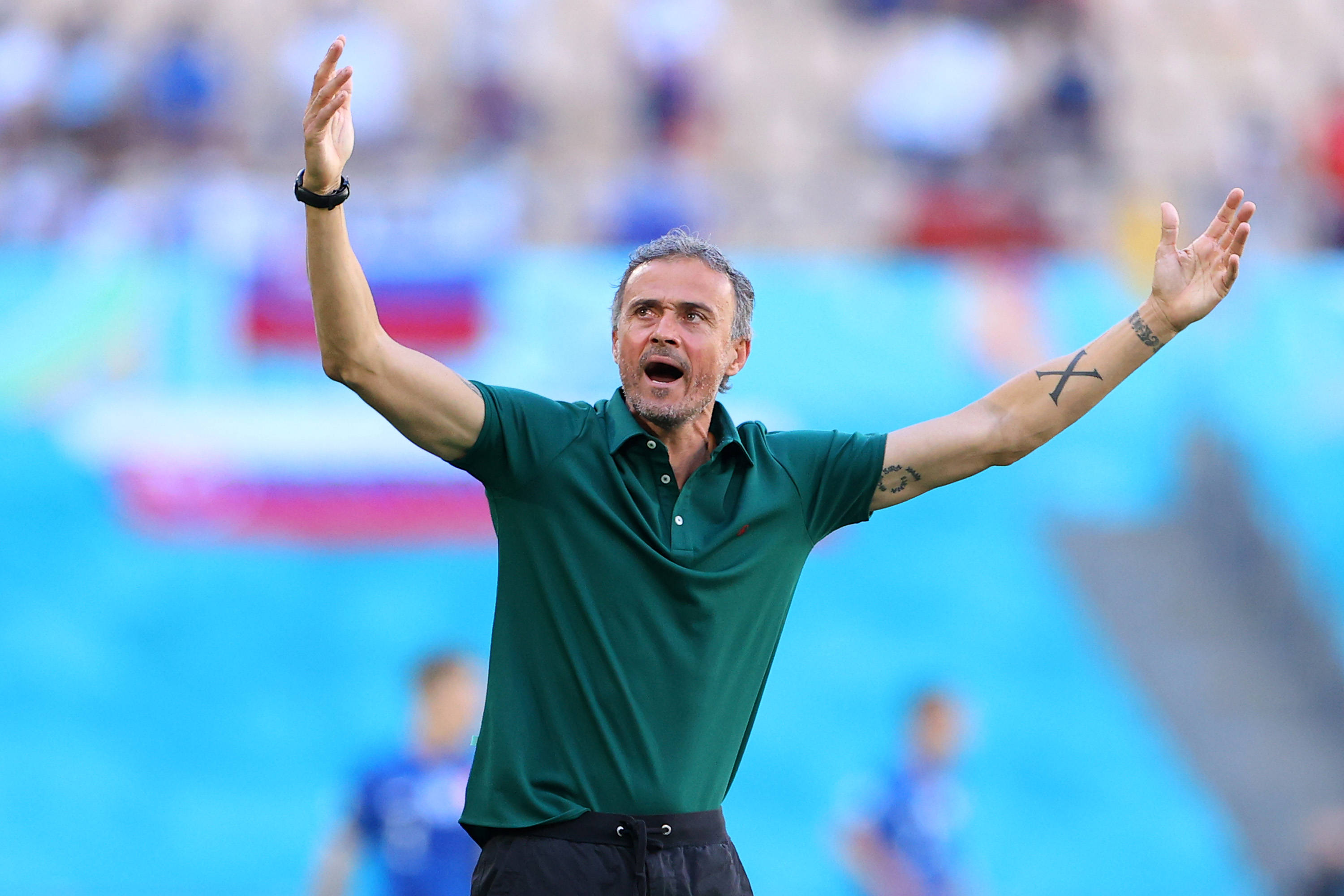 柏林赫塔主帅因病缺席比赛，球员备战艰难