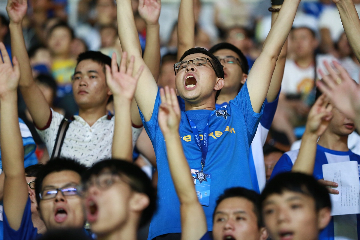 观众掌声不断,为运动员助威助力 观众掌声不断,为运动员助威助力