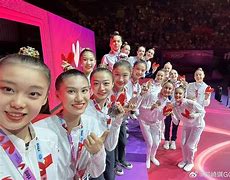 意大利体操选手飒爽登场，闪耀舞台