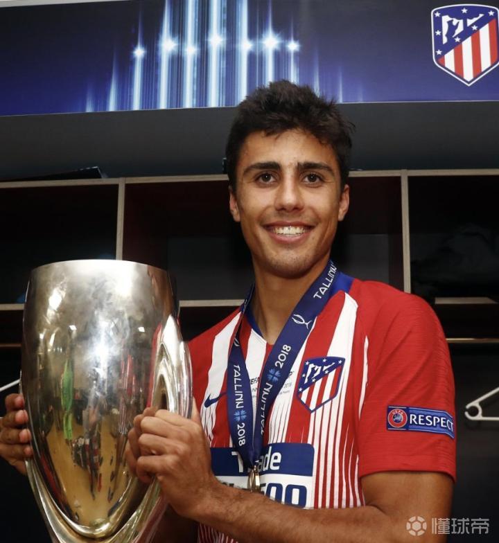 马德里竞技女足球员展示球技技巧 马德里竞技女足球员展示球技技巧