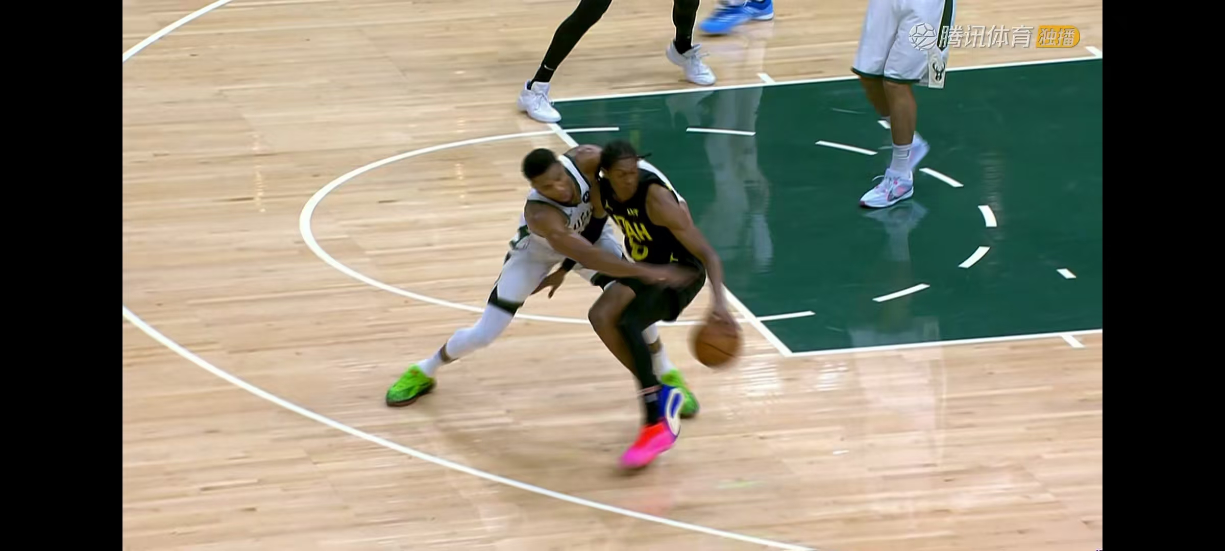 雄鹿客场奋战,字母哥得分篮板双双 雄鹿客场奋战,字母哥得分篮板双双