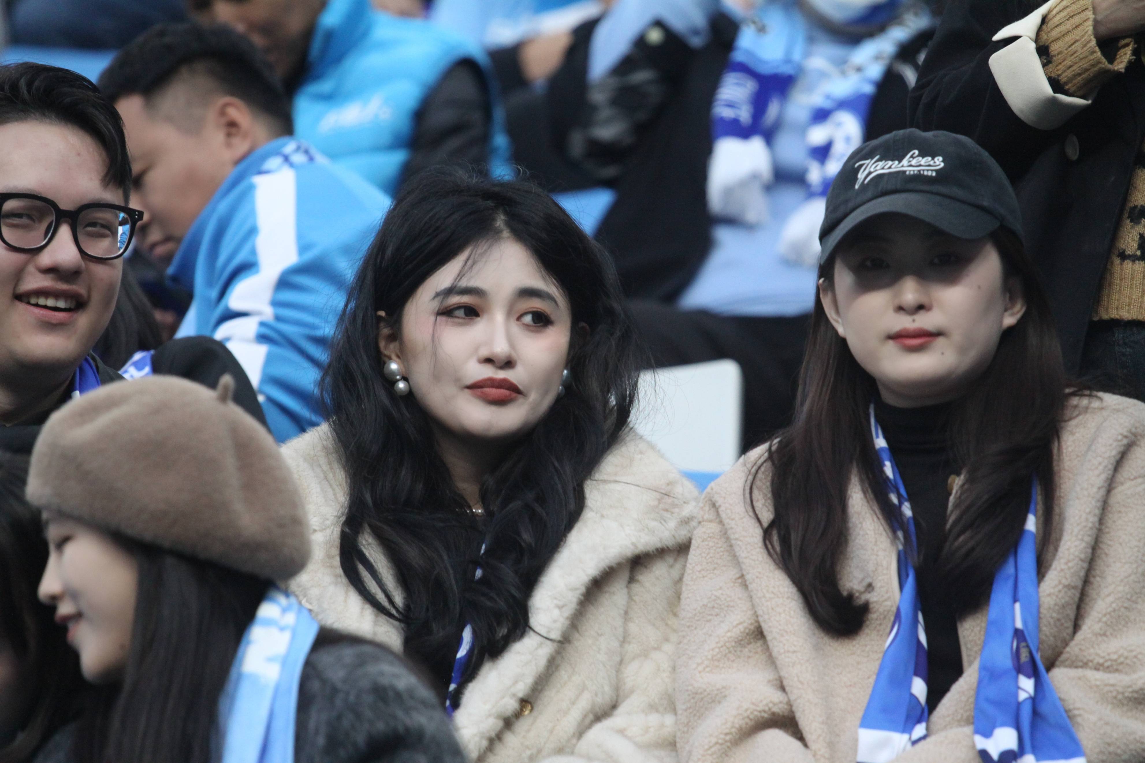 开云体育登录-包含球迷热情高涨，赛场上一幕幕令人难忘的词条