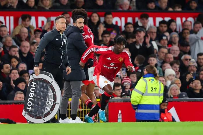 曼联陷入低谷,客场负于对手 曼联陷入低谷,客场负于对手