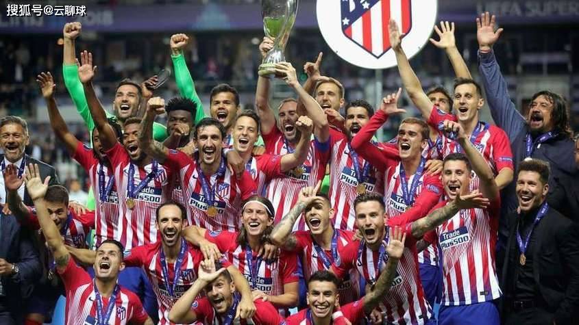 激动人心的足球比赛,球员们争分夺秒 激动人心的足球比赛,球员们争分夺秒