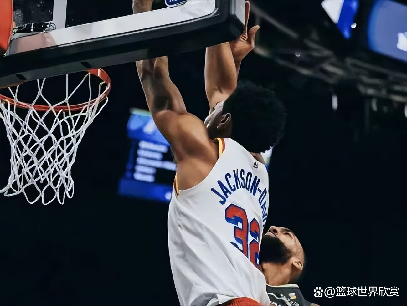 开云体育登录-包含赛场上演顶尖篮球对决，球员拼搏呈现爆发的词条