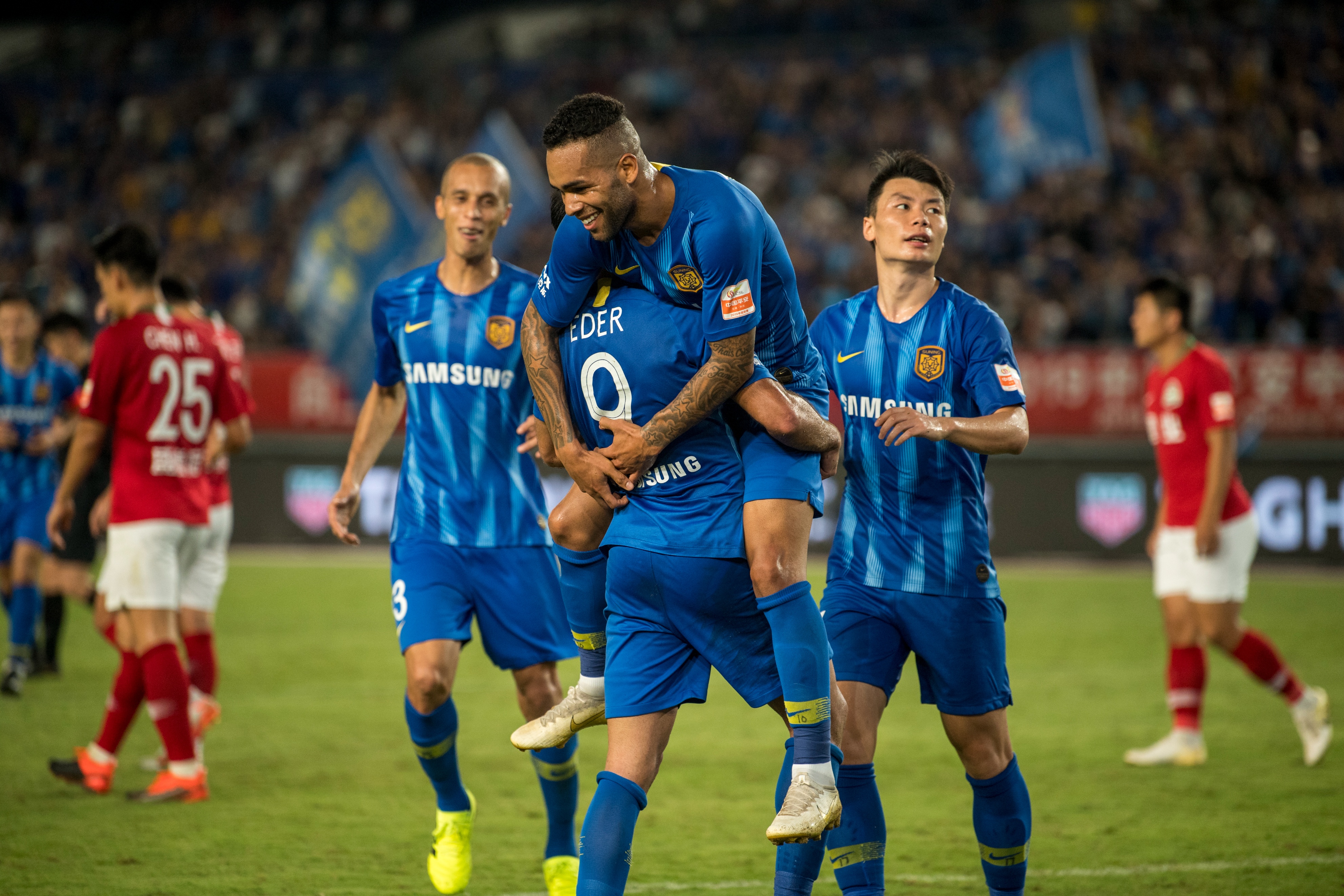 开云体育在线-江苏苏宁客场不敌上海申花，连败吞苦果